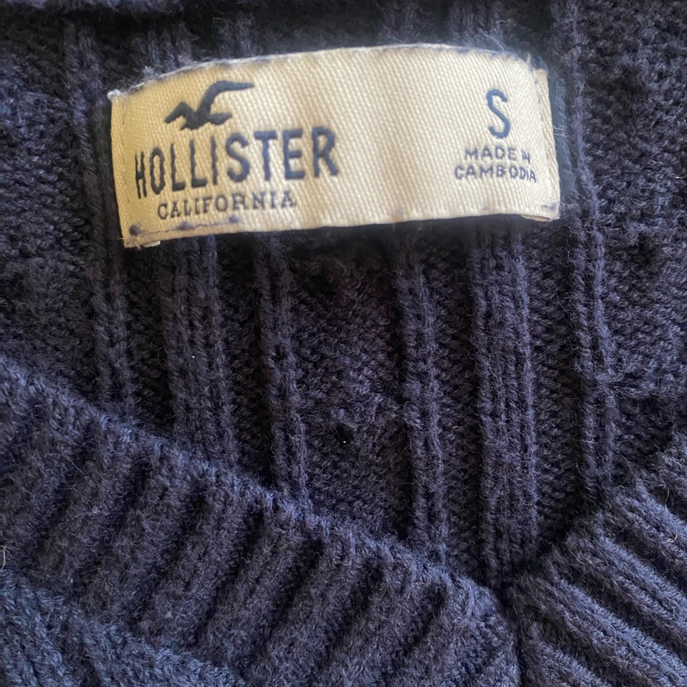 Hollister Women's Cable-Knit Icon V-Neck Sweater (S) - Picture 2 of 8